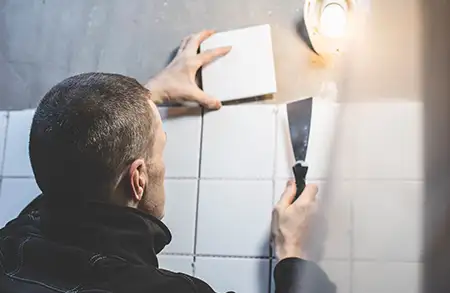 Maler tapeziert eine Wand