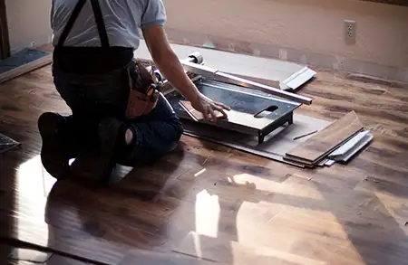 Maler streicht Aussenfassade