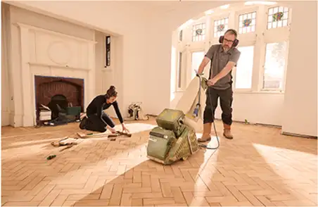 Maler tapeziert eine Wand