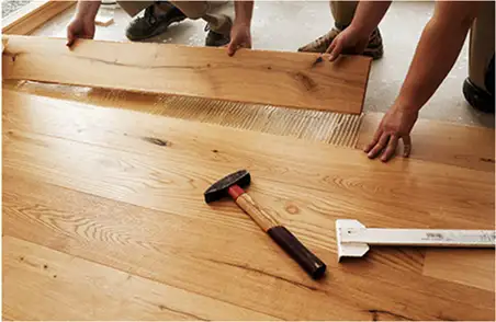 Maler streicht eine Wand