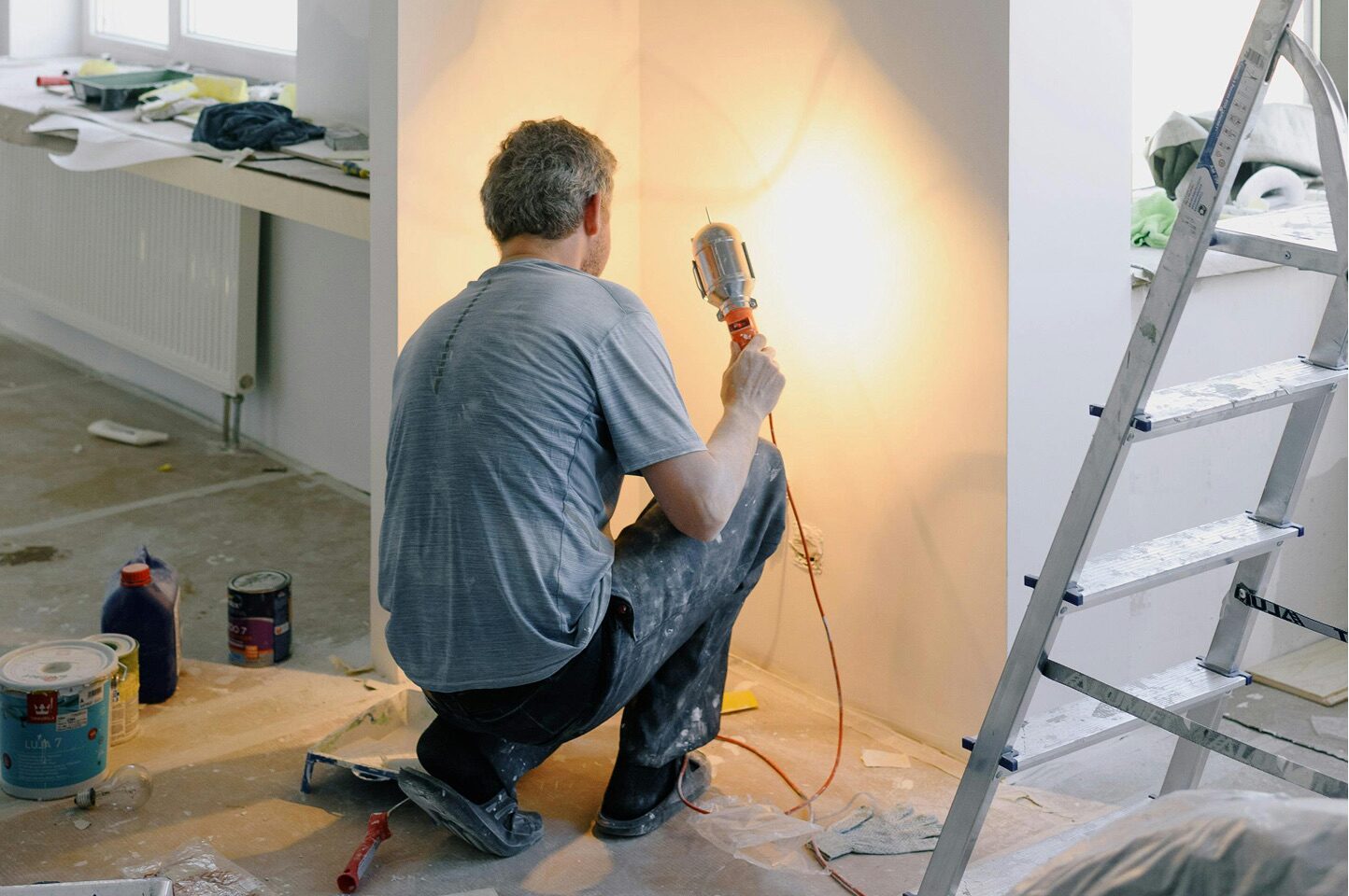 Maler bei der Wandbearbeitung
