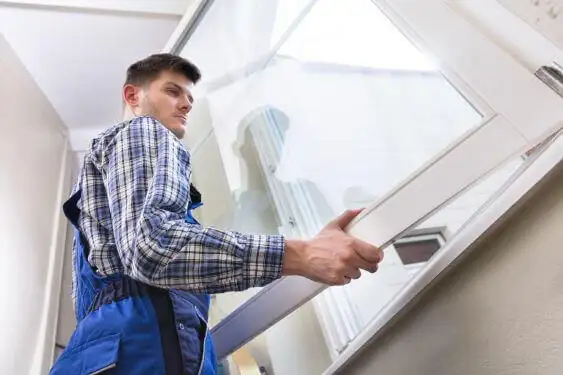 Bild von einem Fenster- und Türenmonteur